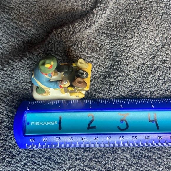 Dept 56 Heritage Village Cobbler 5839-4 Figurine - Picture 5 of 6